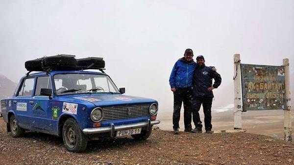 حول العالم في سيارة لادا عمرها 42 عاما (فيديو)