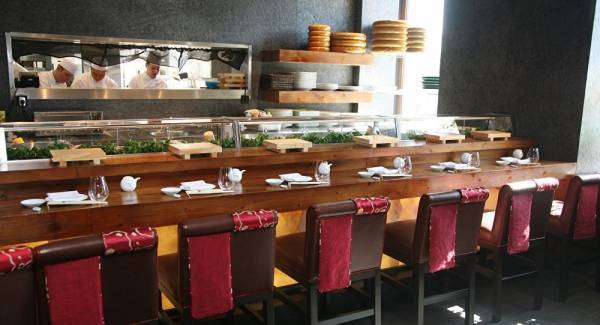 مطعم ياباني يقبل بتشغيل الزبائن مقابل الطعام