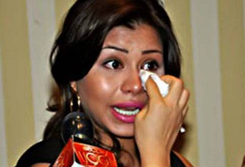 شيرين عبد الوهاب تركل حارس على مسرح بالشلوت (فيديو)