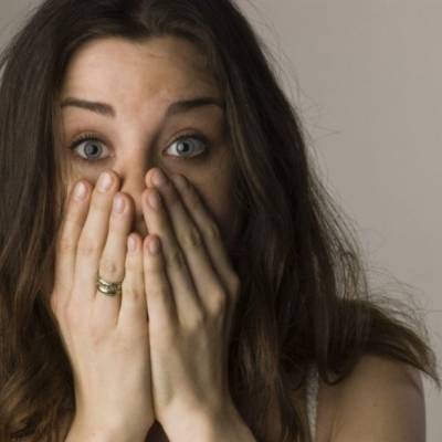 بالصور.. فتاة تتعرق دما من وجهها وتنزف من عينيها.. وقريتها مرعوبة!