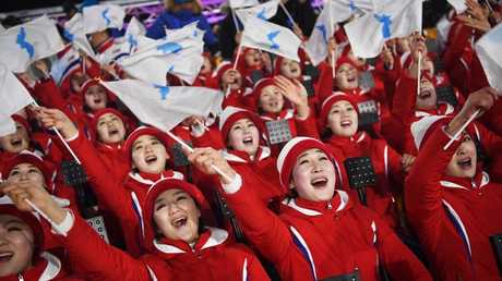 شاهد.. مشجعات كوريا الشمالية الفاتنات يبهرن العالم