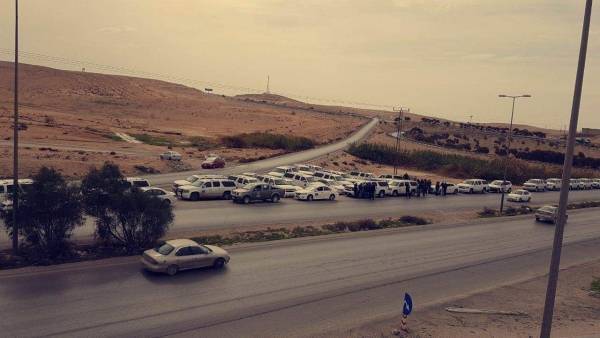 وقفة لسائقي سيارات السفريات في العمري..صور