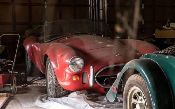 بالفيديو والصورالعثور على سيارات فاخرة بـمرآب مهجور..قيمتها 4 ملايين دولار