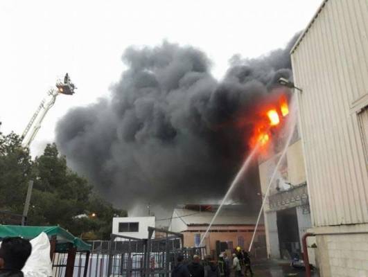 بالصور و الفيديو :حريق هائل في مصنع بلاستيك في سحاب