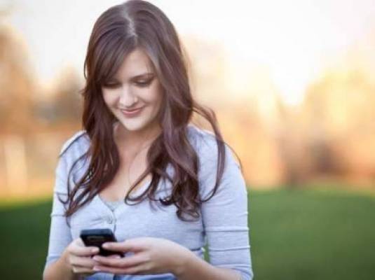 هل تمشين ذهاباً وإياباً أثناء التكلم على الهاتف؟ إليك السبب المفاجئ وراء هذه العادة!