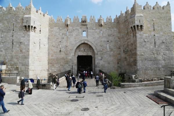 الاحتلال ينصب برج مراقبة على مدخل باب العامود بالقدس المحتلة