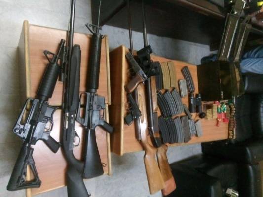 ضبط مركبات مزورة وسلاح وذخيرة في مداهمة بالبادية الشمالية