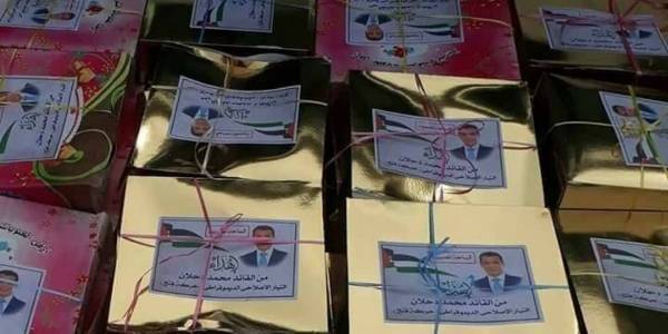 وجبات عليها صور دحلان تُوزَّع على المصريين العالقين في الأكمنة بسيناء