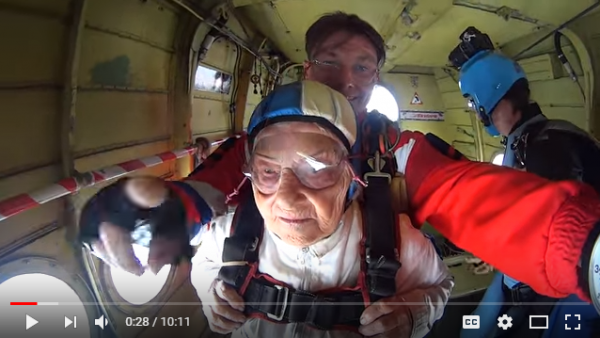 بالفيديو من روسيا.. عمرها 93 وتقفز من ارتفاع 3000 متر