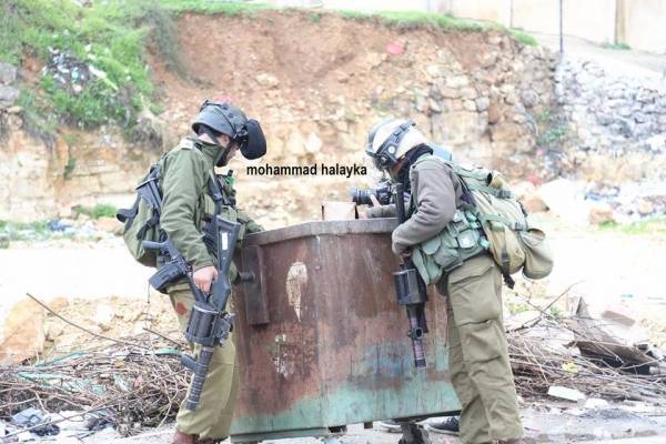 بالصور : سقوط أحد جنود الاحتلال في حاوية قمامة