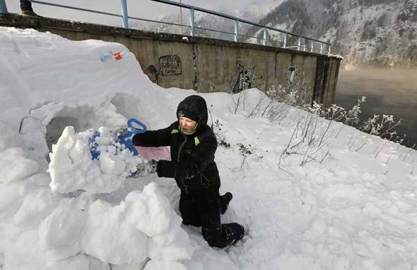 طفلة روسية نسيها مدرسوها فماتت متجمّدة
