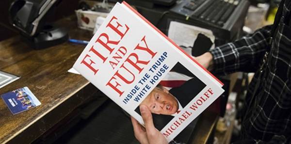 صاحب النار والغضب .. مايكل وولف: المحيطون بترامب يعتبرونه غبيًا