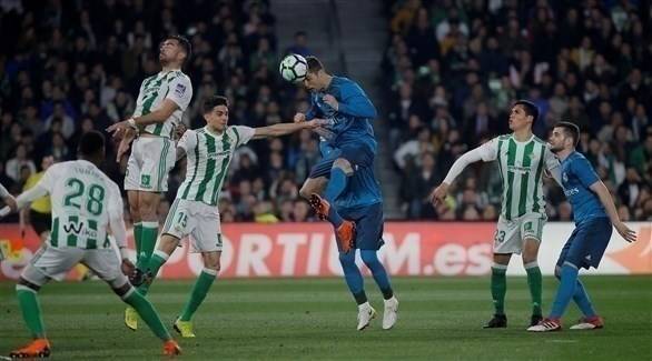 ريال مدريد يخطف فوزاً مثيراً من بيتيس في الليغا
