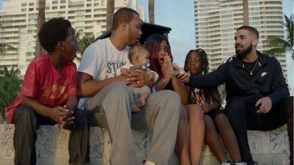 المغني دريك يوزّع مليون دولار على العامة (فيديو)