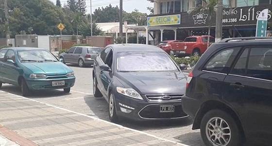 بالفيديو.. امرأة ترفع مؤخرة سيارتها في الهواء لتخرج من مكان ضيق