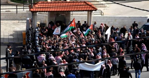 متقاعدون عسكريون يعتصمون امام الديوان الملكي ..صور