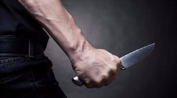 موقوف يطعن شخصا في قاعة محكمة باربد