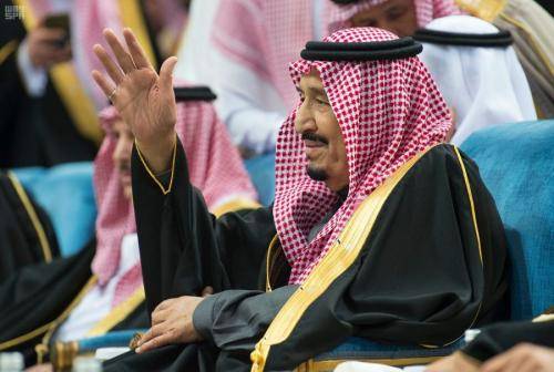 بالصور .. أول ظهور للملك سلمان مع الوليد بن طلال بعد الإفراج عنه