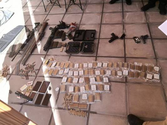 مداهمة في البادية الوسطى وضبط مشبوهين وأسلحة ومواد مخدرة  صور