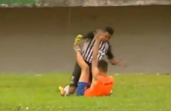 لاعب برازيلي يعتدي بشكل وحشي على جامع الكرات (فيديو)