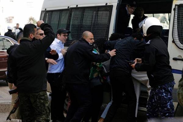 بالصور ...فلسطينيون يرشقون وفدا من “الكونغرس” بالبيض والأحذية