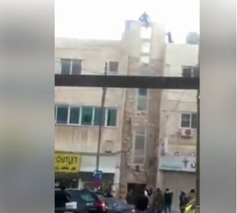 الأجهزة الأمنية تثني شابا عن الانتحار في منطقة العبدلي ...فيديو