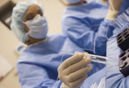 ولادة طفلة تصغر أمها بسنة ونصف فقط .. كيف ذلك؟