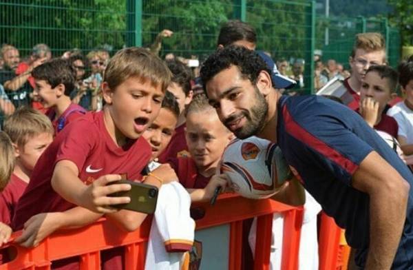 محمد صلاح يفاجئ زبائن مطعم متواضع في ليفربول (فيديو)