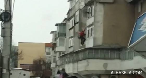 بالفيديو.. شاب يلقي والده من شرفة منزله ورد فعل صادم للمارة