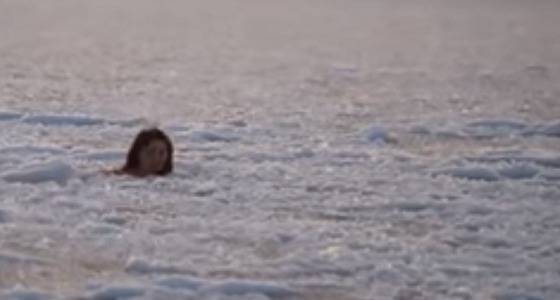 فتاة تسبح بالمياه المتجمدة في درجة حرارة 17 تحت الصفر