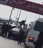 بالفيديو .. “كنترولية” باص يحطمون احدى المركبات بالعاصمة عمان