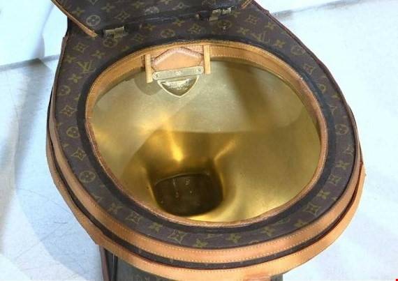 بالرغم مع كل الفقر في العالم .. مرحاض ذهبي بـ 100 ألف دولار! فيديو