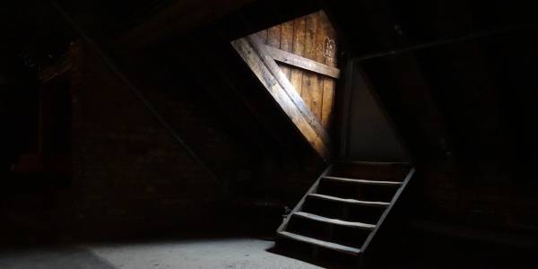 لم يجد كنزاً أو ذهباً وإنما سخريةً.. شاب يجد رسالة في قبر جده المتوفى عمرها 43 عاماً