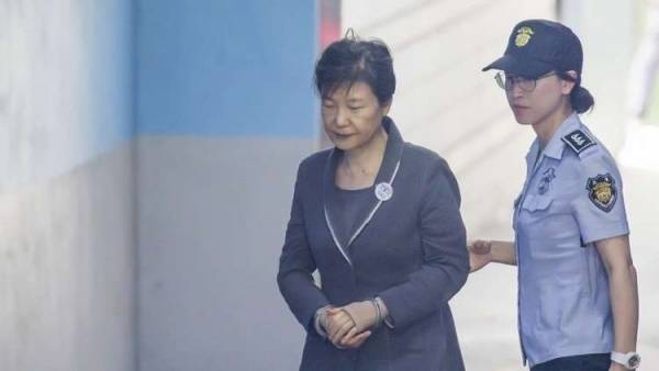 رئيسة كوريا الجنوبية المعزولة قد تواجه حكما بالسجن 30 عاما