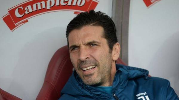 بوفون يقول إنه سيقبل العودة لتشكيلة منتخب إيطاليا