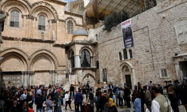 كنيسة القيامة تفتح أبوابها فجرا بعد انتصارها على الاحتلال