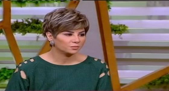 بالفيديو.. متصل يضع مذيعة في موقف محرج ويكذبها على الهواء