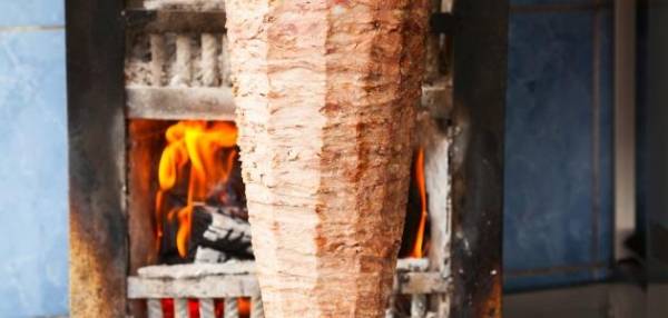 مجلس الوزراء يحدد سقف سعري أعلى للشاورما وسندويشات الفلافل