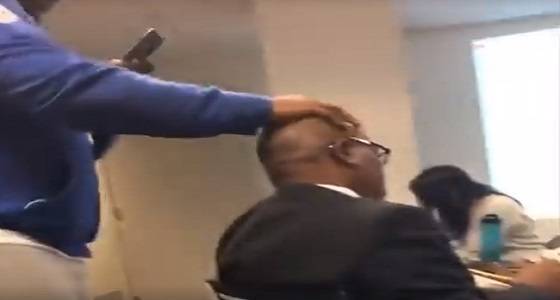 بالفيديو.. رد فعل غريب لرجل أصلع وضع شاب يده على رأسه