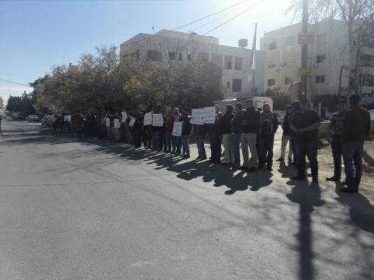 طلبة البوليتكنك ينظمون وقفة احتجاجية امام الصليب الاحمر ...صور