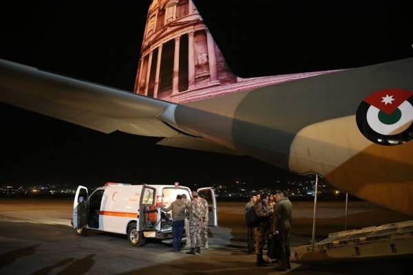 بتوجيهات ملكية.. طائرة اخلاء طبي تنقل مصاب من سلطنة عُمان (فيديو وصور)