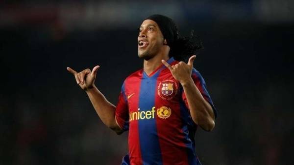 الكشف عن السبب الحقيقي لرحيل رونالدينيو عن برشلونة