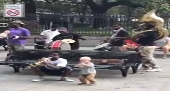 بالفيديو.. طفل عمره سنة يستعرض مهاراته مع فرقة جاز