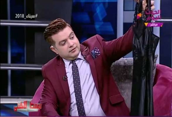 “قميص نوم” جيهان قمري يتسبب في ايقاف برنامج “الوسط الفني”! ..فيديو