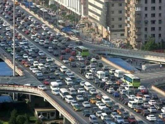 أسوأ الازدحامات المرورية في التاريخ.. والسبب حفلات وعطل صيفية!