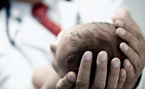 توقيف طبيب بمستشفى حكومي بعد الاشتباه بتسببه بوفاة طفلة