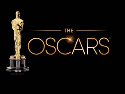 شاهد بالفيديو ..سرق جائزة الاوسكار واحتفل بها كأنه ربحها