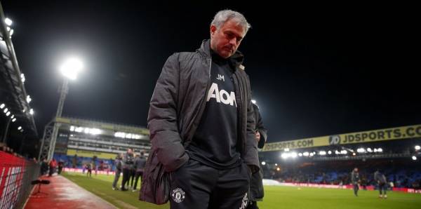 جوزيه مورينيو يتعثر ويسقط أرضًا خلال مباراة مانشستر يونايتد وكريستال بالاس (فيديو)