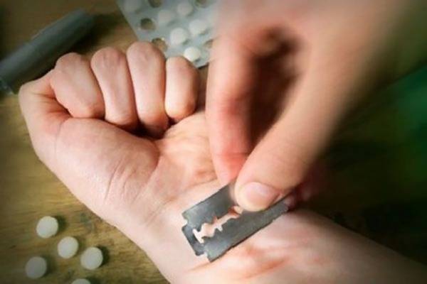 ناشطون يدشنون وسماً ضد الانتحار... ودكتور علم اجتماع يبين أسبابه