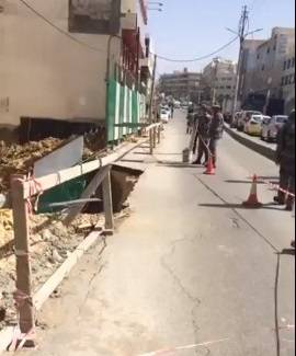 انهيار جزء من طريق مرج الحمام بسبب اعمال انشائية ..صور وفيديو